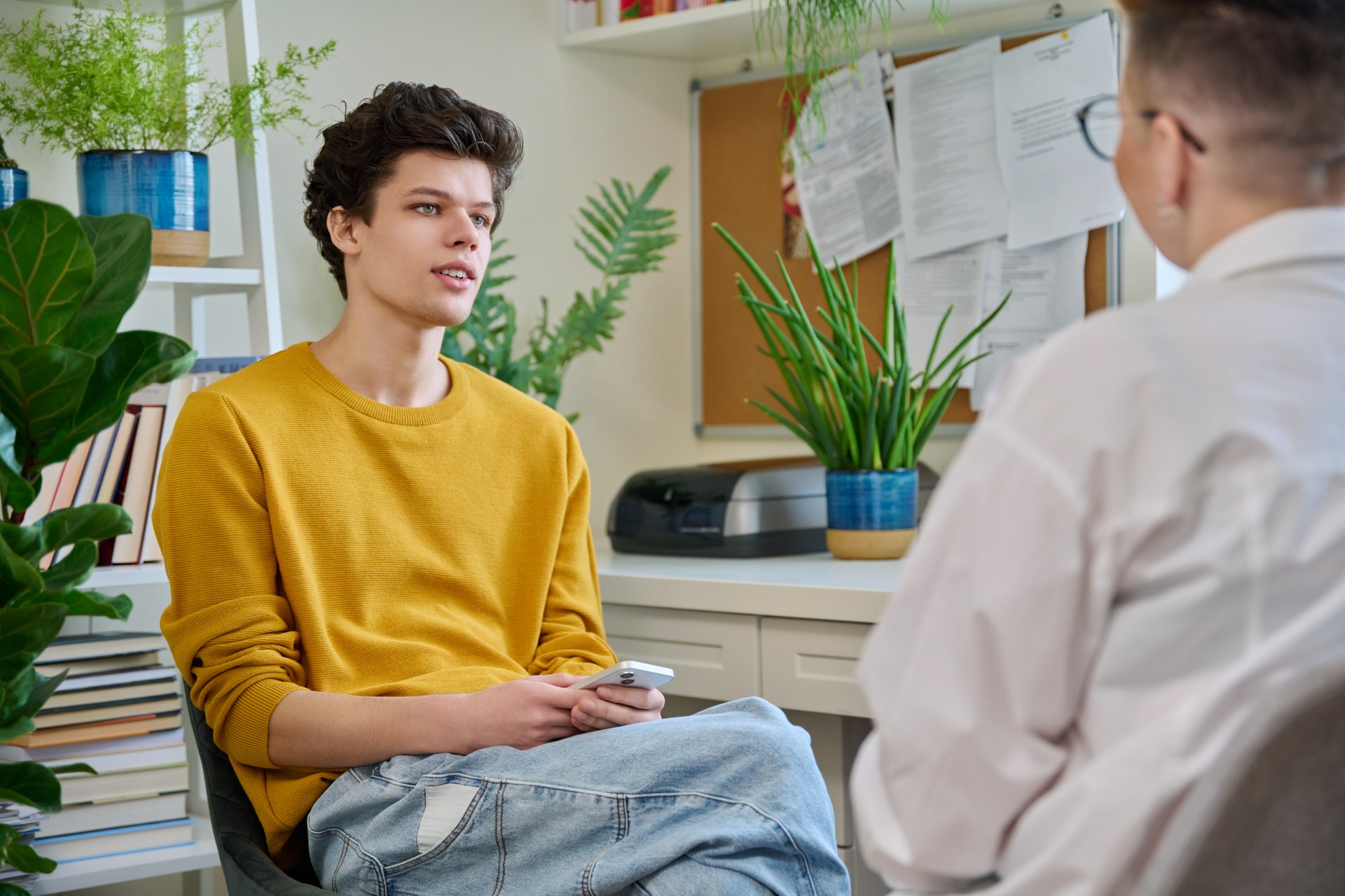 Cara estudante universitário em reunião com conselheiro profissional, assistente social